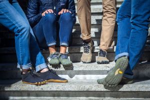 עולם ספורטיבי חדש בנים נעלי רגל יחפה, הליכה וטרקים לגברים תוצרת ויברם - Vibram Five Fingers Men's V-Trek Trail Hiking Shoe